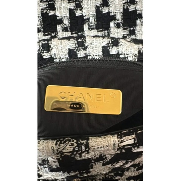 CHANEL 19 Medium Tweed Bag - Picture 4 of 6